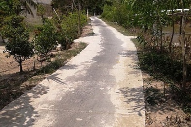 Đường vừa xong đã bong tróc